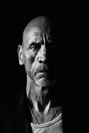 Portrait-clair-obscur-noir-blanc-contraste-studio-Philippe-Martz