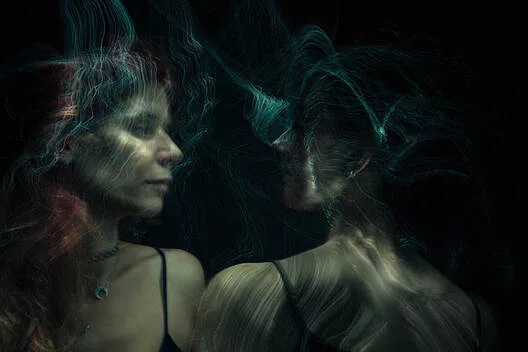 Portrait-duo-lightpainting-ambiance-sous-marine-couleurs