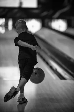 Instant-decisif-authentique-noir-et-blanc-photo-enfant-bowling
