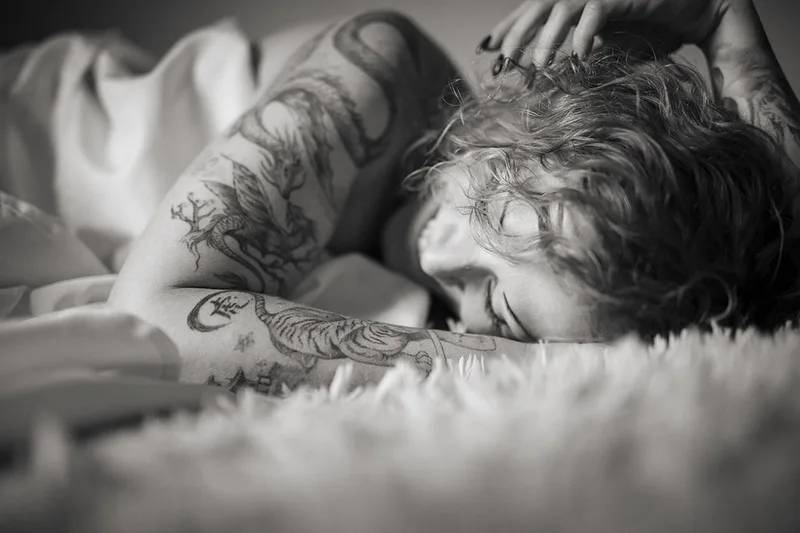 portrait-intimiste-rire-complicite-tatouage-tattoo-beaute-naturelle-lumiere-noir-et-blanc--philippe-martz