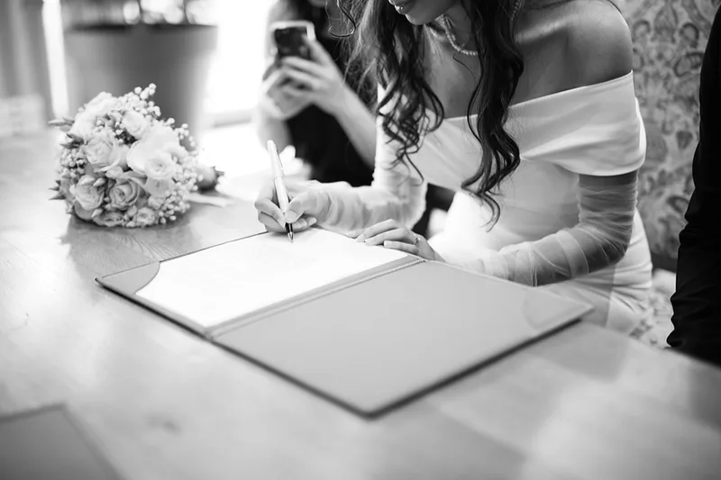 photo-mariage-mairie-signature-mariee-noir-et-blanc-vintage-classe-philippe-martz