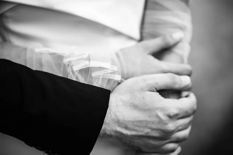 photo-mariage-amour-mains-douceur-reve-poesie-magnifique-tendresse-noir-et-blanc-philippe-martz