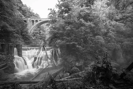 Paysage-Vintgar-Slovénie-cascade-noir-blanc-ambiance-développement-photo