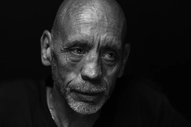 portrait-homme-comedien-visage-ride-expression-noir-blanc-philippe-martz
