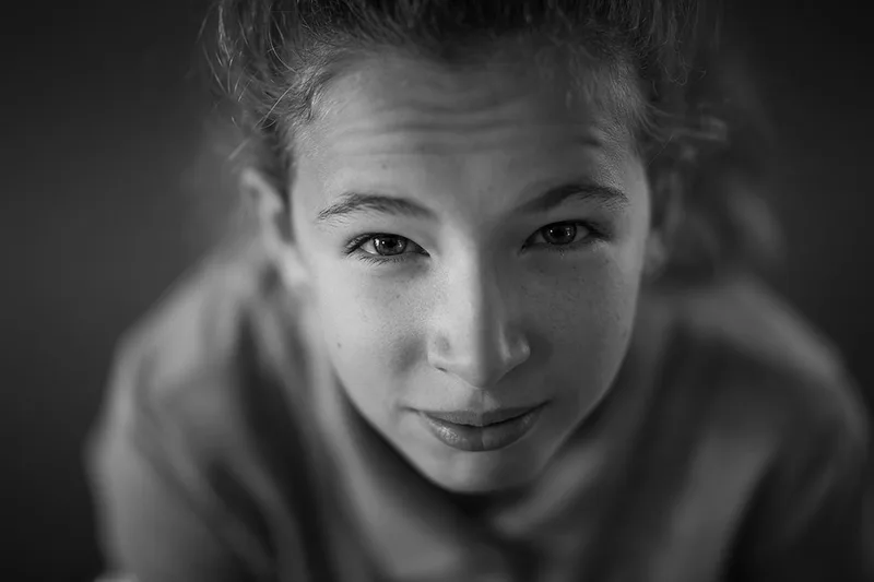 portrait-regard-sourire-enfant-attitude-malice-noir-blanc-philippe-martz