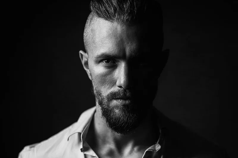 portrait-homme-split-lowkey-regard-sombre-mode-studio-philippe-martz