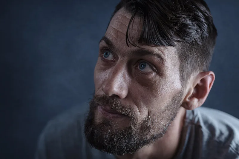 regard-bleu-intense-ambiance-reflexion-portrait-homme-texture