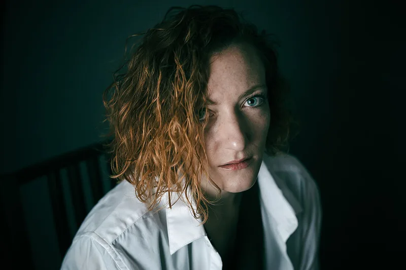 portrait-studio-ambiance-rousse-regard-bleu-philippe-martz