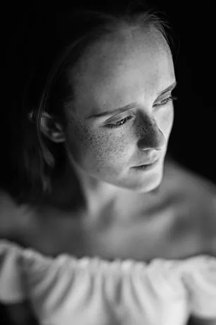 Portrait-lumière-naturelle-douce-noir-blanc-femme-regard-Philippe-Martz
