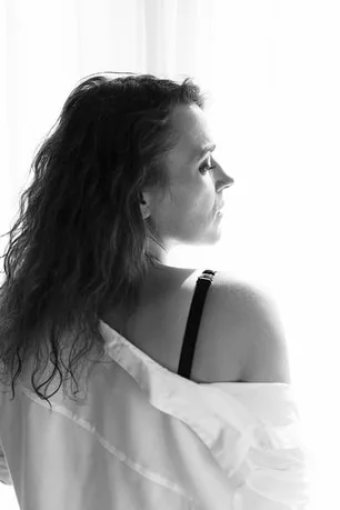 Portrait-lumière-naturelle-highkey-noir-blanc-femme-Philippe-Martz