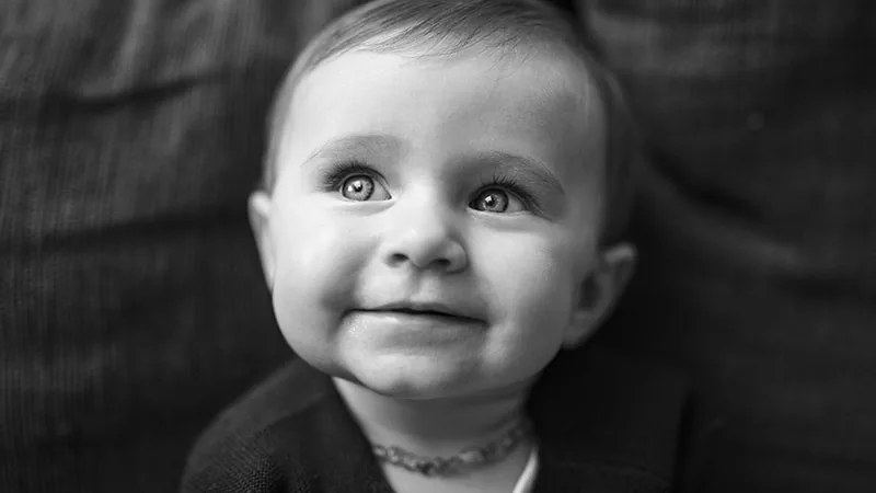 Portrait-enfant-sourire-yeux-bleus-noir-et-blanc-blog-Philippe-Martz