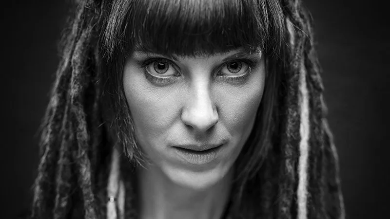 Portrait-studio-femme-regard-intense-force