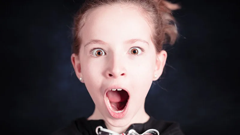 Portrait-enfant-surprise-couleurs-etonnement