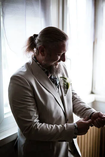 preparatifs-mariage-homme-rire-moment