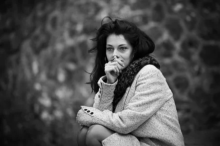 portrait-rue-femme-yeux-clairs-regard-intense-pensive