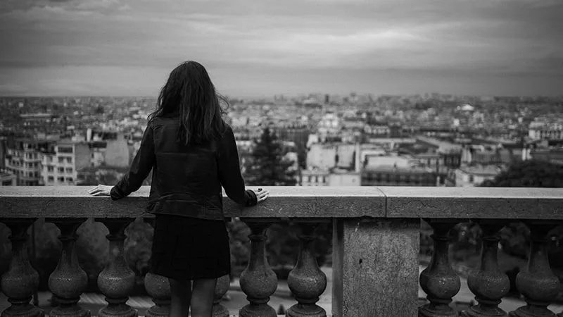 paris-montmartre-femme-dos-paysage-urbain-noir-blanc-philippe-martz