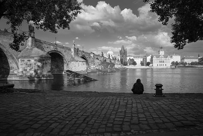 solitude-Prague-pont-Charles-Moldau-nuage-noir-blanc-philippe-martz