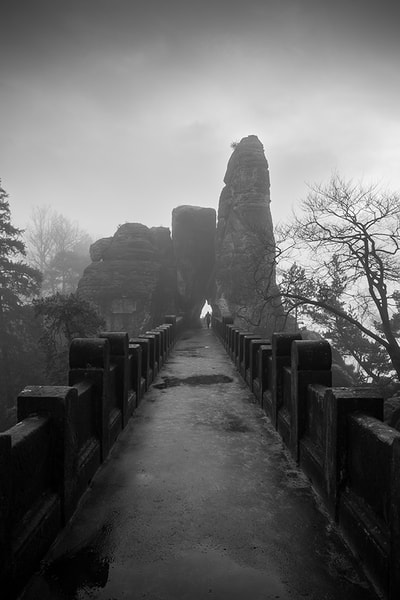 Bastei-chemin-pont-brume-art-noir-blanc-philippe-martz