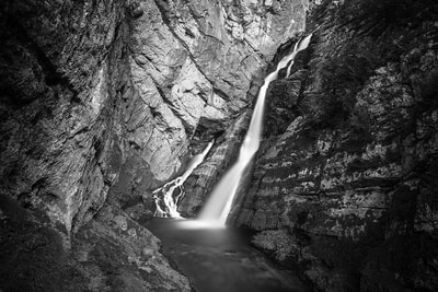 Savica-cascade-eau-montagne-roche-art-noir-blanc-philippe-martz