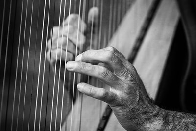 mains-harpe-artiste-rue-noir-blanc-grain-philippe-martz