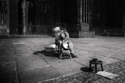 violon-fantome-ombre-cathedrale-Strasbourg-art-noir-blanc-philippe-martz