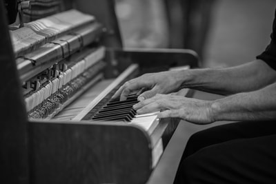 pianiste-rue-main-piano-clavier-noir-blanc-philippe-martz