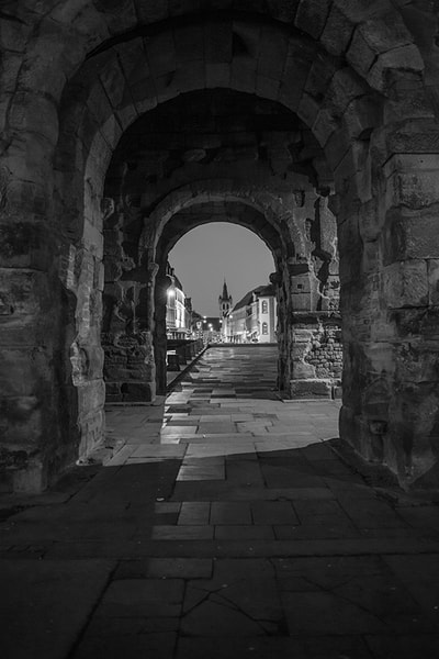 Treves-Porta-Nigra-arche-nuit-passage-ville-noir-blanc-philippe-martz