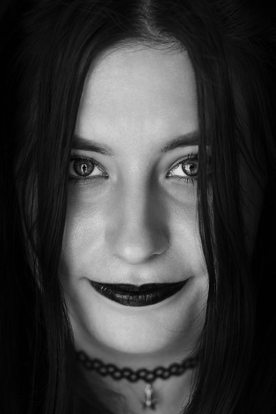 portrait-femme-regard-intense-beaute-noir-blanc-philippe-martz