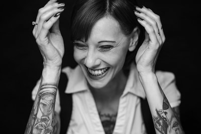 portrait-femme-tatouage-rire-sourire-joie-noir-blanc-philippe-martz