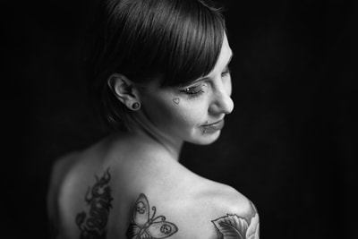 portrait-noir-blanc-femme-modele-tatouage-tattoo-dos-philippe-martz