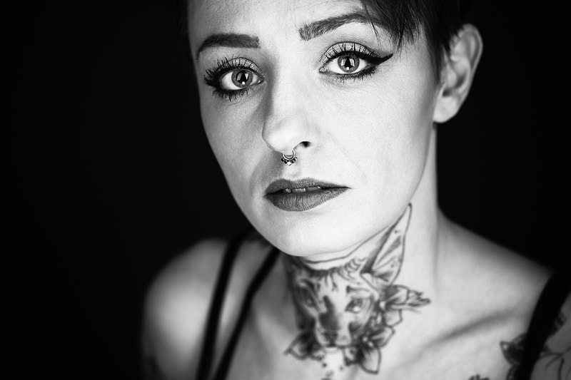 portrait-femme-tattoo-tatouage-regard-lumiere-philippe-martz
