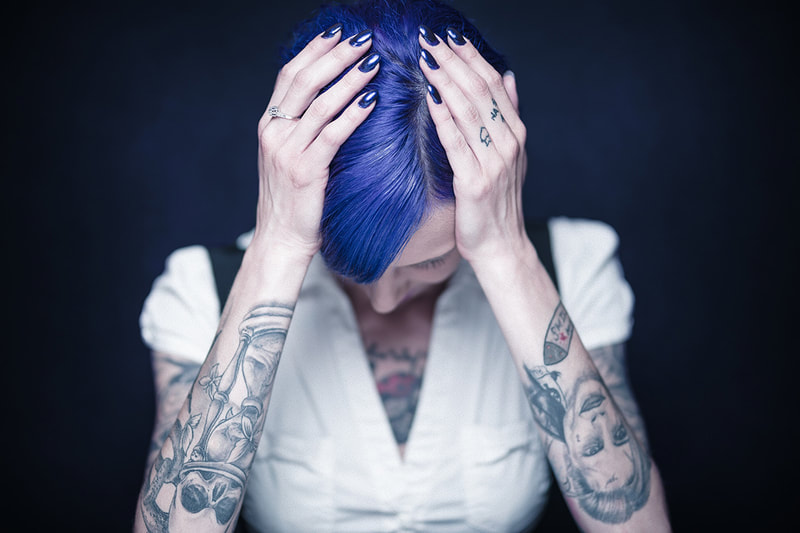 portrait-modele-femme-bleu-mains-art-tatouage-philippe-martz