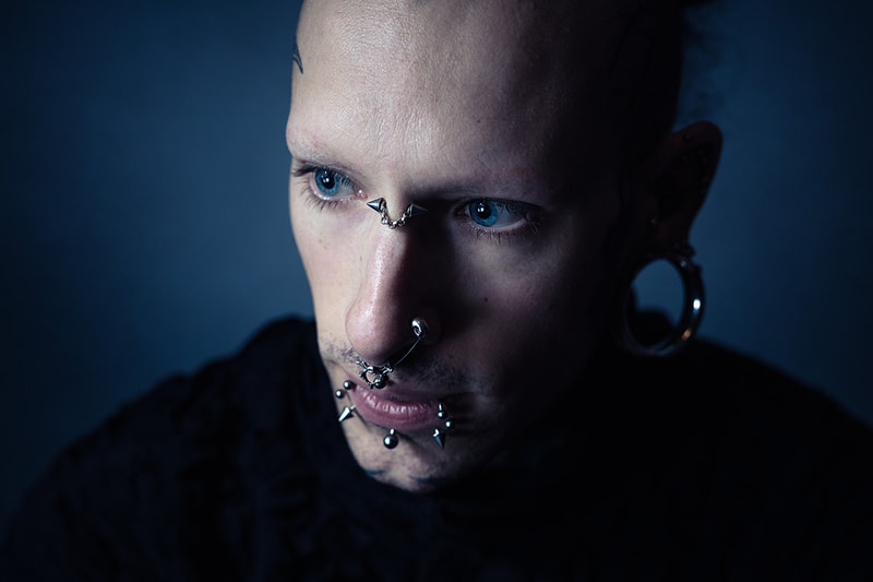 portrait-gothic-tattoo-piercings-yeux bleus-ambiance-mystere-intensité-philippe-martz
